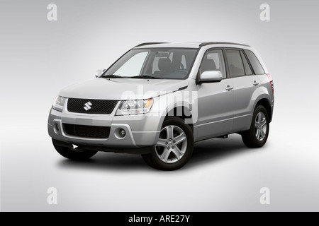 2006 Suzuki Grand Vitara lusso in argento - Vista anteriore angolare Foto Stock