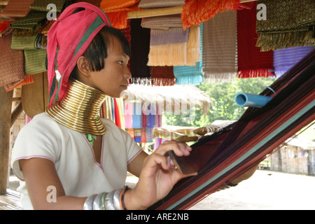 Karen Padaung donna con tessitura artigianale tradizionale Chiang Mai provincia della Thailandia Foto Stock