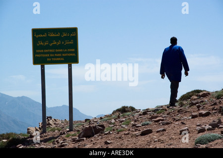 Una persona che cammina Toubkal National Park, Atlante, Marocco Foto Stock