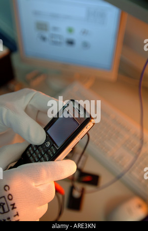 Telefono cellulare il test e le riparazioni Foto Stock