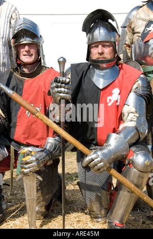 Il gruppo di cavalieri dalla piastra britannico corazza società pongono in armatura completa di Tewkesbury Festival medievale Gloucestershire in Inghilterra Foto Stock