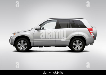 2006 Suzuki Grand Vitara Luxury in argento - Driver Profilo laterale Foto Stock