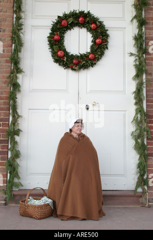 Colonial Williamsburg Virginia, Duke of Gloucester Street, guida in costume all'ingresso del tribunale, decorazione natalizia, decorazioni, VA 121103 0018 Foto Stock