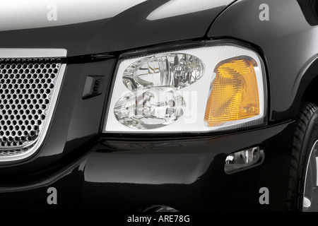 2006 GMC Envoy Denali in grigio - Faro anteriore Foto Stock