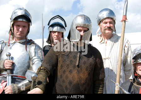 Il gruppo di cavalieri dalla piastra britannico corazza società pongono in armatura completa di Tewkesbury Festival medievale Gloucestershire in Inghilterra Foto Stock