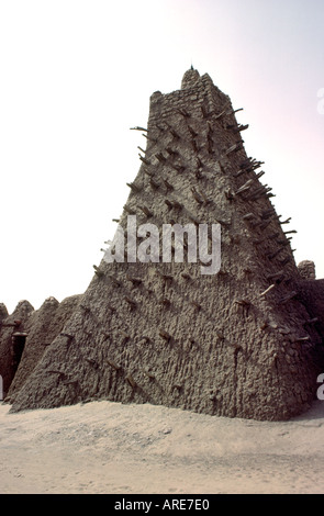 Timbuctu città in Sub Sahara Mali, Africa occidentale. Torre dell'antica universita islamica moschea di Sankore nel centro della città Foto Stock