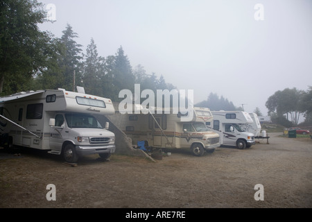 Camper e caravan in mare costiero nebbia sul campeggio Ucluelet Vancouver Island in Canada Foto Stock