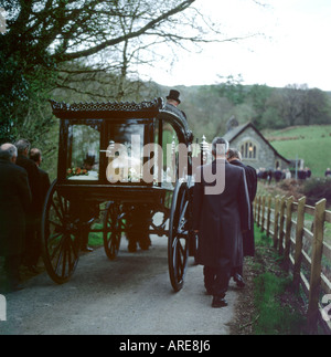 Il corteo funebre vista posteriore con persone che camminano con cavallo e carrozza di vetro a cappella in Carmarthenshire Wales UK Gran Bretagna KATHY DEWITT Foto Stock