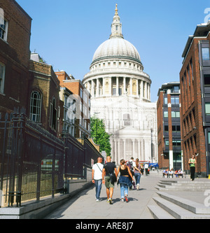 I turisti in cammino verso la Cattedrale di St Paul che è schermato per nascondere i ponteggi e lavori di restauro nell'estate del 2006 Foto Stock