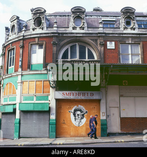 Graffiti su una palizzata su un edificio a Smithfield Market London, England Regno Unito KATHY DEWITT Foto Stock