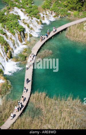 I turisti nel Parco Nazionale di Plitvice Croazia Foto Stock