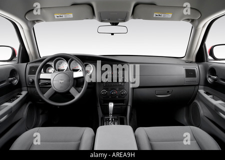 2005 Dodge Magnum sxt in rosso - Cruscotto, consolle cambio di marcia visualizzare Foto Stock