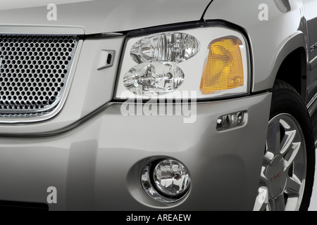 2006 GMC Envoy Denali XL in argento - Faro anteriore Foto Stock