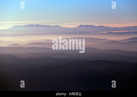 Il massiccio del Sancy al tramonto (Puy de Dôme - Francia). Le Massif du Sancy au coucher du soleil (Puy-de-Dôme 63 - Francia). Foto Stock