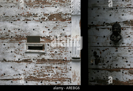 Aprire il doppio di porte in legno nel paese francese hall con vista della  scalinata con ornati in ferro battuto ringhiere Foto stock - Alamy