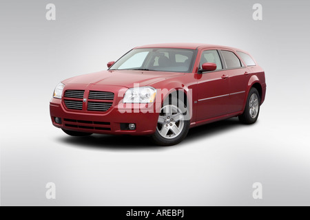 2005 Dodge Magnum sxt in rosso - Vista anteriore angolare Foto Stock