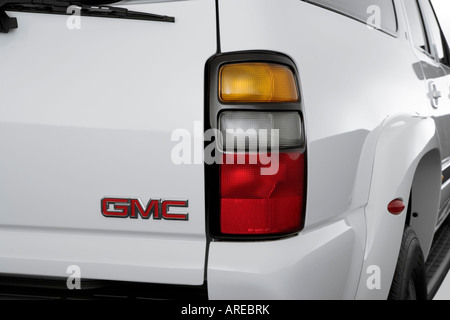 2005-GMC-Yukon-XL-2500-SLT-in-bianco---Motore-Foto-stock-...