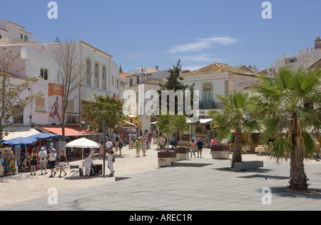 Il Portogallo Algarve la piazza centrale in Albufeira, con ristoranti di strada Foto Stock