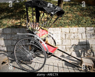 Inventato nel 1868 la parola rickshaw proviene dalla parola giapponese jinrikisha che letteralmente significa Human Powered Vehicle Foto Stock