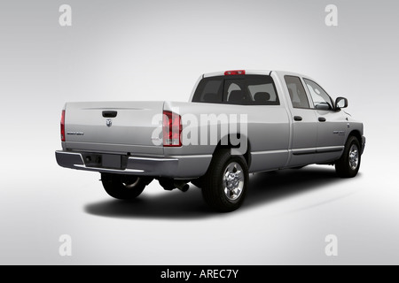 2006 Dodge Ram 2500 SLT in argento - angolo posteriore vista Foto Stock