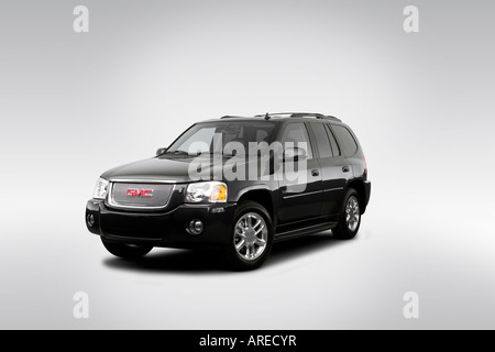 2006 GMC Envoy Denali in grigio - Vista anteriore angolare Foto Stock