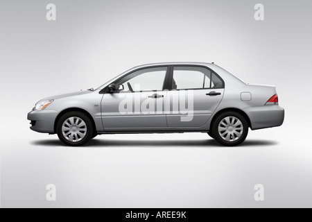 2006 Mitsubishi Lancer ES in argento - Driver Profilo laterale Foto Stock