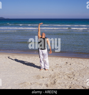 Professional Tai Chi e Kong fu istruttore impresa allenamento sulla spiaggia di Maiorca, isole Baleari, Spagna. Foto Stock
