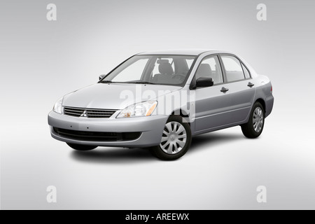 2006 Mitsubishi Lancer ES in argento - Vista anteriore angolare Foto Stock