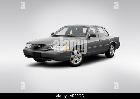 2006 Ford Crown Victoria LX Sport in grigio - Vista anteriore angolare Foto Stock