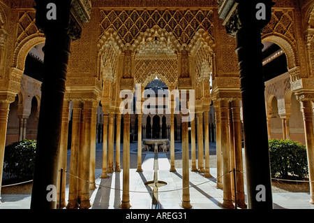 All'interno dell'Alhambra Palace - Cortile nel Patio de Los Leones area, Granada, Spagna Foto Stock