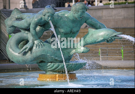 Statua e fontana, Trafalgar Square, Londra Foto Stock