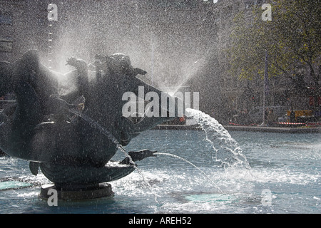 Statua e fontana, Trafalgar Square, Londra Foto Stock