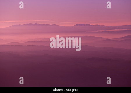 Il massiccio del Sancy al tramonto (Puy de Dôme - Francia). Le Massif du Sancy au coucher du soleil (Puy-de-Dôme 63 - Francia). Foto Stock