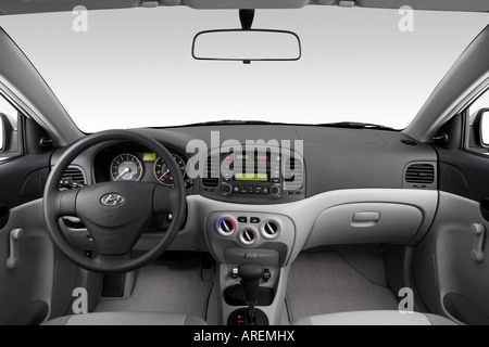 2006 Hyundai Accent GLS in argento - Cruscotto, consolle cambio di marcia visualizzare Foto Stock