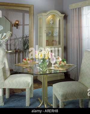 Camera interna in vetro contemporaneo tavolo sedie cibo addobbo floreale Foto Stock