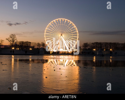 Vista sulla ruota panoramica Ferris e l'obelisco della place de la Concorde, Paris, Francia. Foto Stock