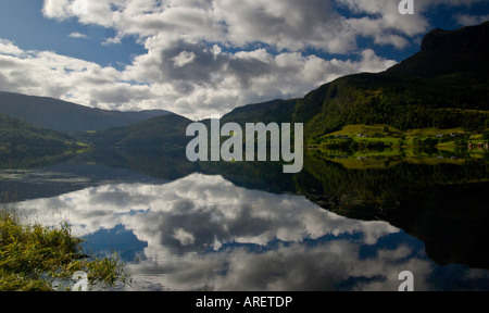 Il fiordo di riflessione Foto Stock