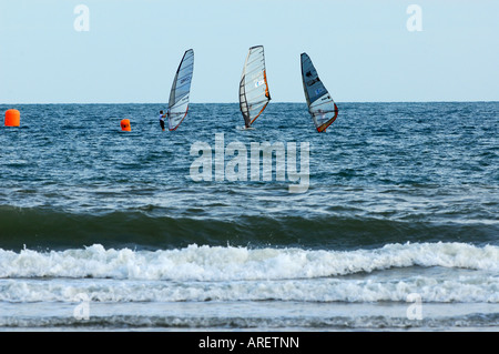 Windsurfers sull'isola di Wight in mare mosso a compton e grondin Foto Stock