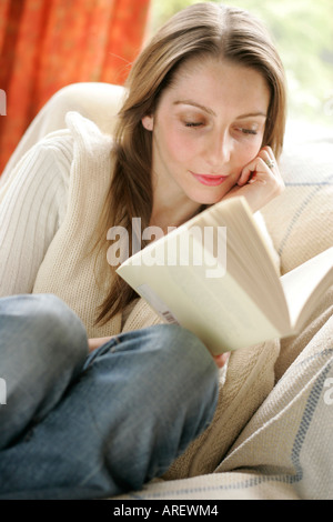 Donna libro di lettura Foto Stock