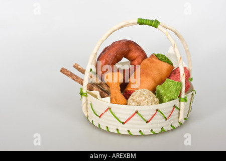 Il cestino completo di dolcetti per cani offre immagini immagini foto ritaglio isolato ritaglio primo piano grande orizzontale ad alta risoluzione negli Stati Uniti ad alta risoluzione Foto Stock