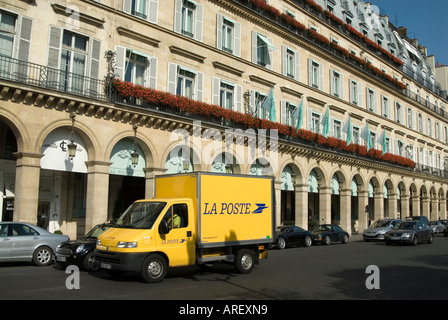 Giallo La Poste van, Parigi Francia Foto Stock