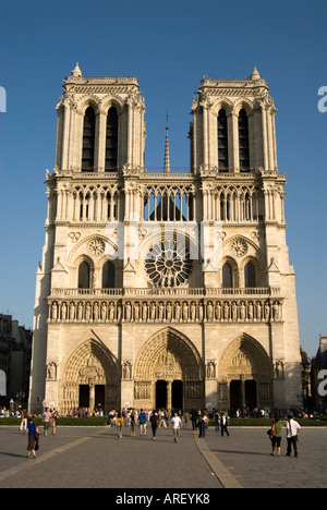 La facciata della Cattedrale di Notre Dame Parigi Francia Foto Stock