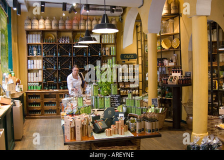 Shopping a Oliviers & Co a Le Marais, Parigi, Francia Foto Stock