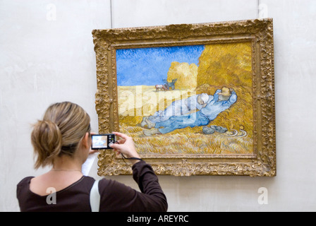 Donna prendendo la foto di un Van Gogh pittura al Musee d'Orsay, Parigi Francia Foto Stock