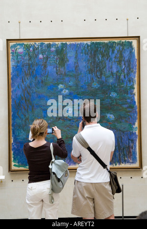 Per i visitatori in cerca di ninfee un dipinto impressionista di Claude Monet al Musée d'ORSAY Parigi Francia Foto Stock