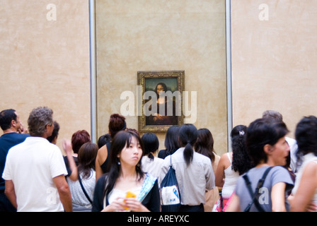 La folla di visitatori guardando la Mona Lisa di Leonardo da Vinci al Louvre Parigi Francia Foto Stock