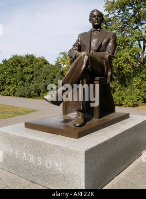 Una statua di ex il primo ministro canadese Lester Pearson, situato in Collina del Parlamento a Ottawa Ontario Canada Foto Stock