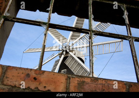 Otto il mulino a vento di vela a sud Heckington Lincolnshire attraverso la vecchia finestra rotta Foto Stock