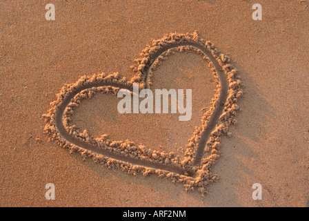Cuore disegnato nella sabbia Foto Stock