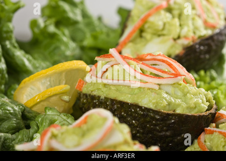 Guacamole all'avocado salsa cremosa lattuga al limone frutta o mousse ricetta in ciotola cibo creativo natura morta nessuno sfocato sfondo sfocato alta risoluzione orizzontale Foto Stock